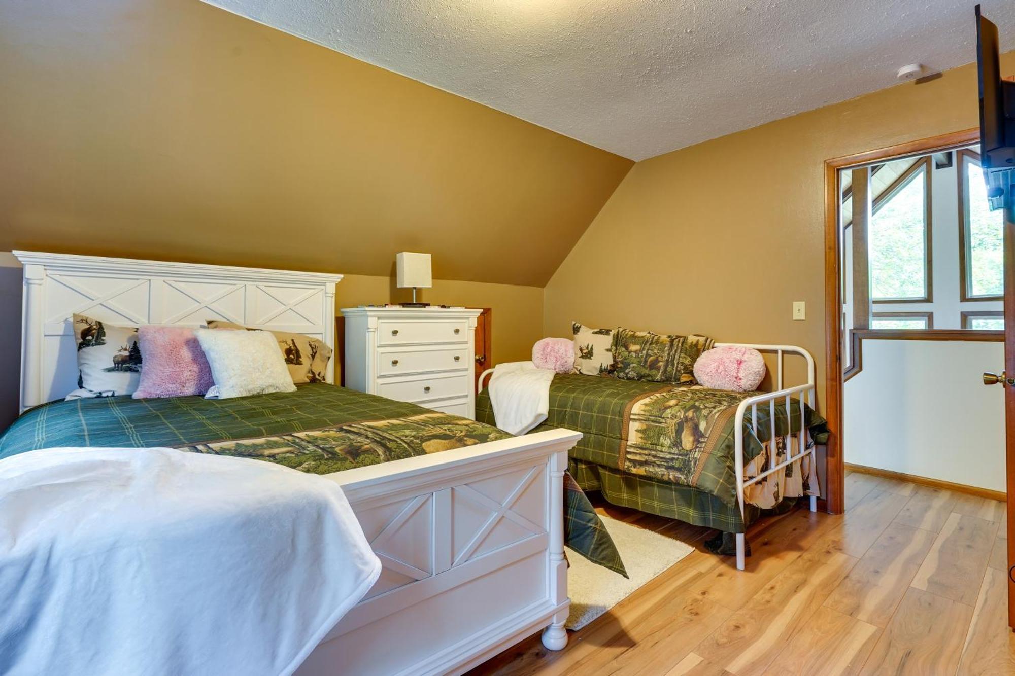 Mount Vernon Howard Cabin Rental About 3 Mi To Apple Valley Lake! מראה חיצוני תמונה